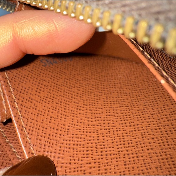 Louis Vuitton Wallet - Picture 9 of 10